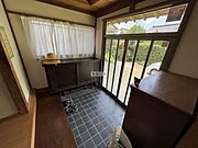 大きな履物入れがある玄関は南向きで陽当たりもよく広々しています。