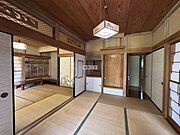 6帖の和室が続き間になっています。襖や障子で間仕切られていて、多目的に使えそうです。