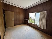 さらに2階に3部屋洋室があります。こちらは南側の6帖のお部屋。