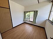 西側の4．5帖の洋室は床と壁、天井をリフォーム済。