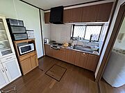 広いシンクと収納豊富なキッチン