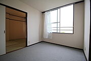 洋室５帖　西側に窓があります
