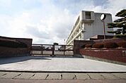 春日中学校 831m