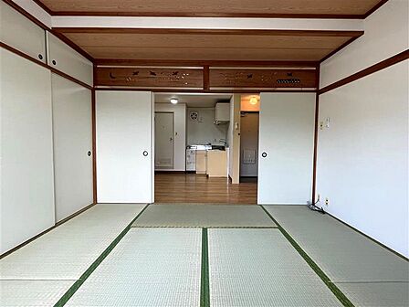 和室8畳(バルコニー側より撮影)