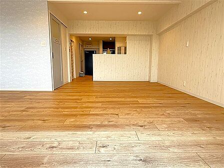 洋室約20畳(バルコニー側より撮影)