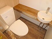 トイレには洗面台も付いてます。