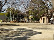 公園「弥生公園まで90m」