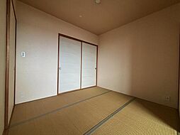 リビングに面した約5帖の和室。