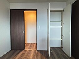 衣類や小物をたっぷりしまえる収納を完備。