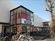 西友関町店 徒歩11分。スーパー 850m
