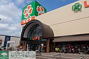 ライフ新座店 徒歩10分。スーパー 800m