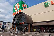 ライフ新座店 徒歩13分。スーパー 990m