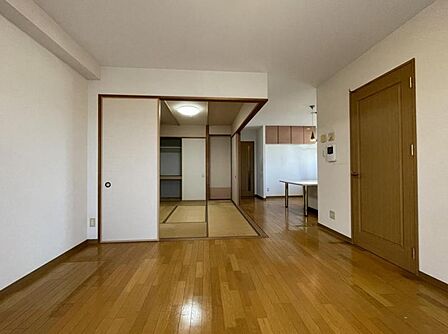 リビングと和室、キッチンが一つながりで計24畳ほどの広々空間　