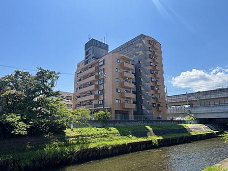 「いたち川」からみた外観