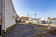 【約39坪の奥行のある整形地／開放的な両面接道／住宅の他、店舗建設などにもおススメの土地です。】