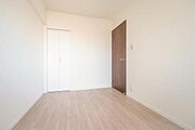 【　居室　／　5帖　】同様にクローゼット収納付きの洋室／フローリング、クロス新調済み