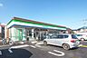 周辺：ファミリーマート柏原ニュータウン店 徒歩8分。 600m