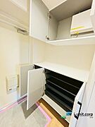 家族全員の靴を収納出来、暖かな日差しが差し込み収納豊富な玄関です。