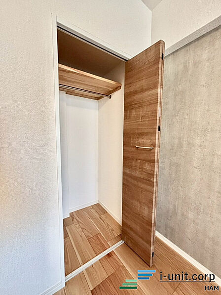 楽々片付けができる収納スペース。ご家族の洋服やお荷物などがスッキリと片付き、日々の空間を広々と演出してくれる手助けになりますね♪