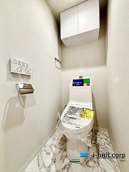 トイレは快適な温水洗浄便座付です。