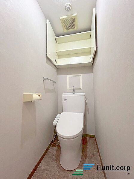 もちろん温水洗浄機能付きのトイレが設置されています。当たり前ですが、気になる水周り関係が全て新品というのも新築物件ならではですから、気持ちよく新生活が始められます。
