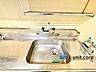 キッチン：リビングでくつろぐ家族や小さなお子様を見守りながら料理が出来ます。