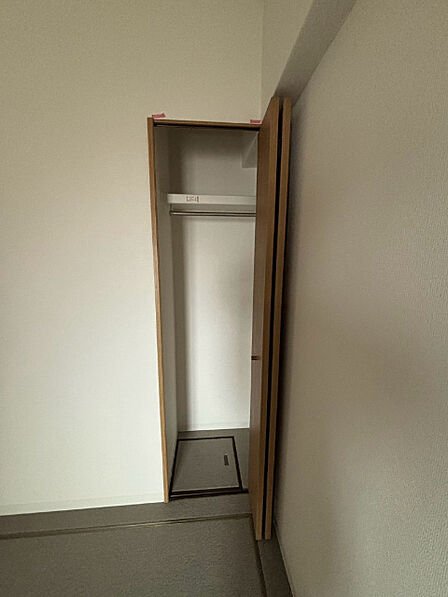 楽々片付けができる収納スペース。ご家族の洋服やお荷物などがスッキリと片付き、日々の空間を広々と演出してくれる手助けになりますね♪