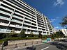 外観：目の前にはスーパーやドラッグストアなど充実した住環境です。