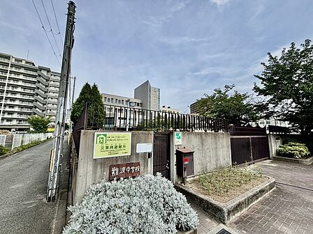 大阪市立難波中学校 徒歩9分。 710m