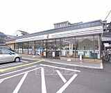 セブンイレブン嵯峨野店まで569m 三条通り沿いにあり、駐車場も広々