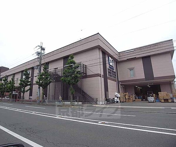ケーヨーデイツー 嵯峨店まで1057m 丸太町通り沿いにあり、ガレージが広く利用しやすいです。