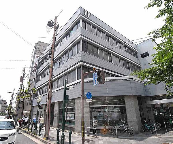 画像30:京都銀行 西陣支店まで107m 千本今出川交差点に面し、生活至便な場所です。