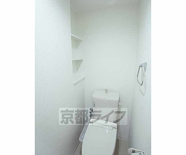 画像25:トイレに小物の収納棚付き