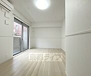 ワンちゃん・ネコちゃんと一緒に住めるお部屋です。オートロックにセコムホームセキュリティー付き、雨戸もある防犯性の高い物件です。