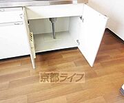 キッチン下にも収納できます