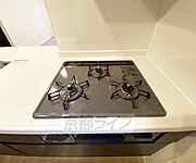 3口ガスコンロ付きのキッチンです