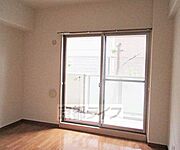 大きな窓で開放感あるお部屋となっております
