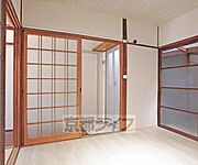 ダイニングキッチン隣の4．5帖洋室です。一体でＬＤＫとして利用可能です。
