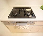 3口ガスコンロ付きです。