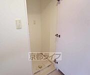 室内洗濯機置き場、扉付です。