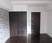 壁紙も変わっていてオシャレなお部屋です