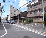 建物前の道路。町家の並ぶ住宅街です。