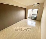 オートロックやＴＶ付きモニターホンなど、防犯設備も充実です。全戸東向きの設計