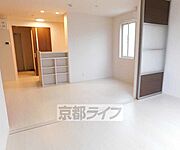 白い床で清潔感があります。