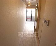 玄関からの廊下です。