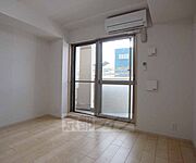 正方形にちかいお部屋です。