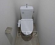 白を基調とした明るいトイレです。