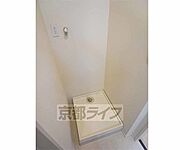室内に洗濯機置けます。