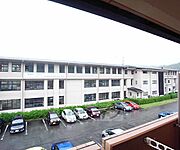 裏に北稜高校があります