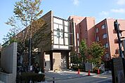 文京区立本郷図書館（364m）